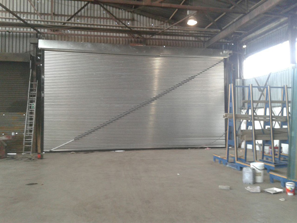 roller-door-with-wind-stabiliser